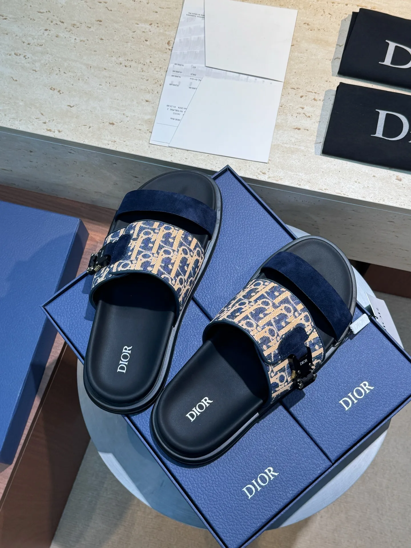 Factory price: 340💰Djia Aqua men's slippers and sandals, Dior's Aqua sandals are elegant and casual. The cross-strap design is reinterpreted in CD Diamond canvas, inspired by the brand's archives. Finished with a branded logo and tonal notch sole, they can be worn easily with shorts or jeans for a sophisticated look. Cowhide spliced ​​canvas + cowhide lining + rubber outsole Size: 39-44 (38 45 customized)